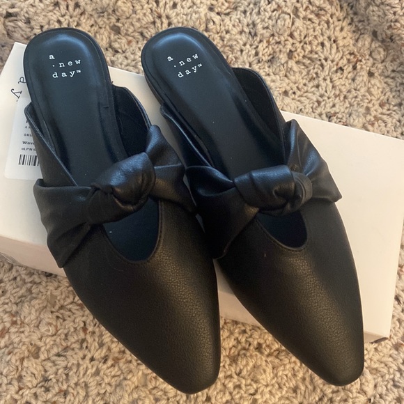 *SOLD* NEW Loretta Flats ~ Black Slip on Mules ~ Size 8 - Picture 5 of 8